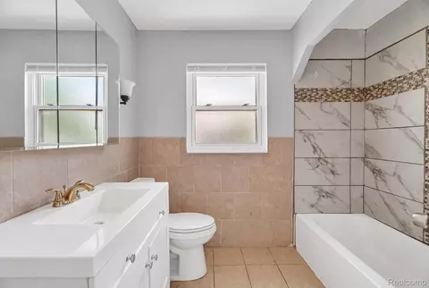 Bath - 8262 E Outer Dr, Detroit, MI 48213 photo 2 of 2