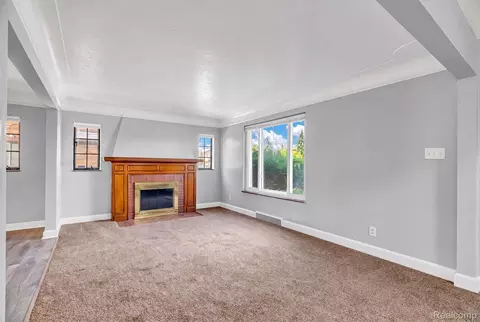 Living - 8262 E Outer Dr, Detroit, MI 48213 photo 2 of 5