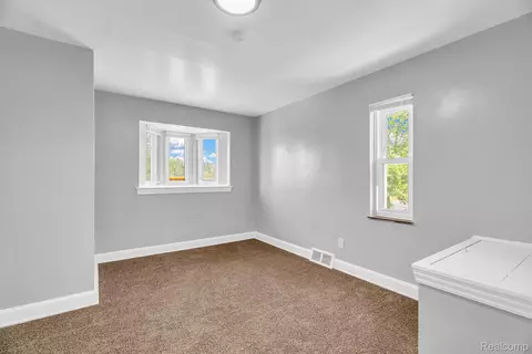 Bedroom - 8262 E Outer Dr, Detroit, MI 48213 photo 6 of 8