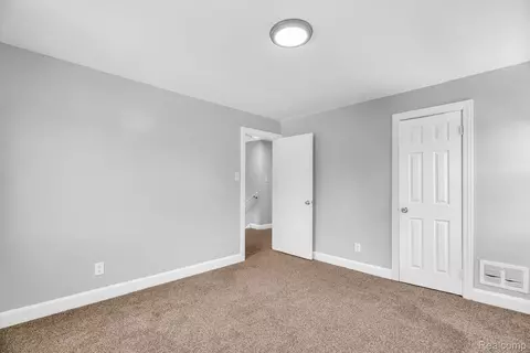 Bedroom - 8262 E Outer Dr, Detroit, MI 48213 photo 5 of 8