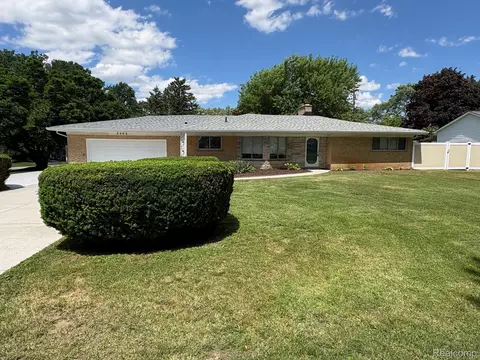 2482 Winkleman Dr, Waterford, MI 48329