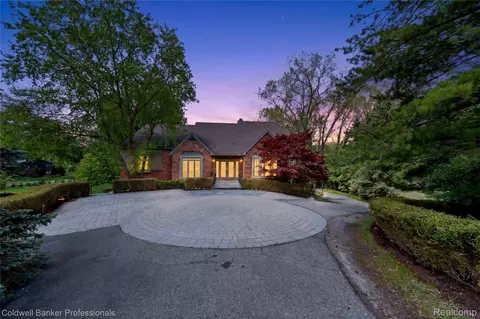 2076 Shore Hill Ct, West Bloomfield, MI 48323