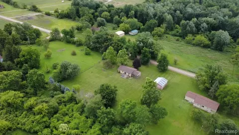8040 Smith Rd, Argentine, MI 48436