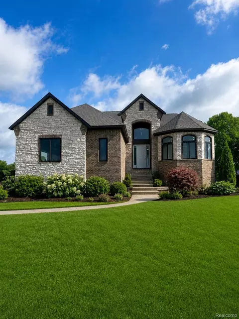 6489 Pond Dr, Washington, MI 48094