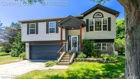 1062 Princeton Dr, Waterford, MI 48327