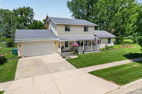 310 Browning Dr, Howell, MI 48843