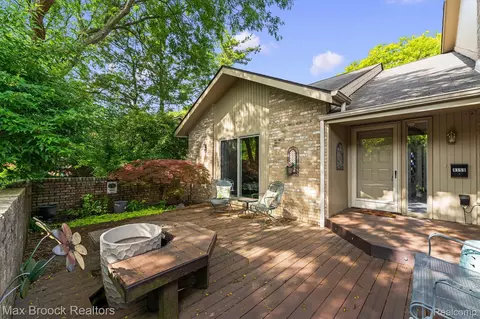 4159 Foxpointe Dr, West Bloomfield, MI 48323
