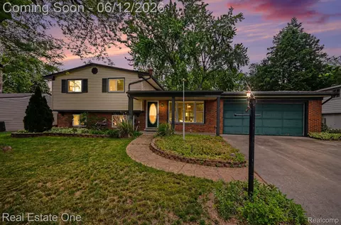 2523 Watonga Dr, Commerce, MI 48382
