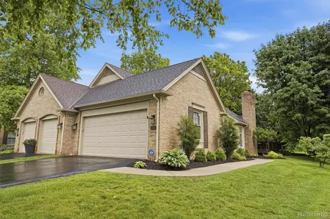 4782 Pine Eagles Dr #12, Genoa, MI 48116