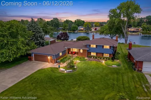 9110 Sandy Ridge Dr, White Lake, MI 48386