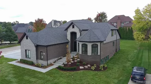 61367 Beacon Hill Dr, Washington, MI 48094