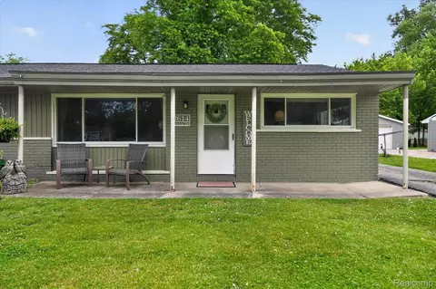 2614 Penna Dr, West Bloomfield, MI 48324