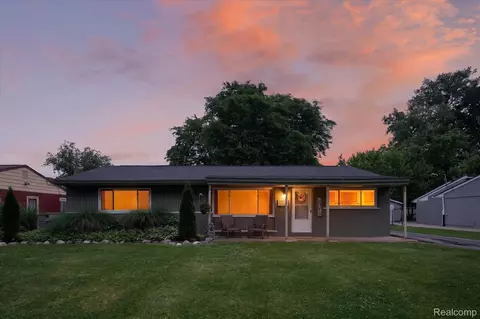 2614 Penna Dr, West Bloomfield, MI 48324