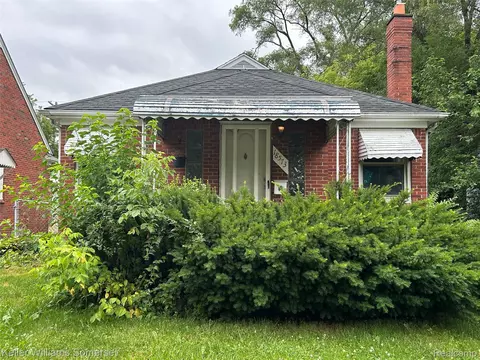 18573 Elkhart St, Harper Woods, MI 48225
