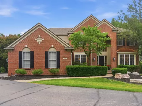 5454 Creekmonte Dr, Oakland, MI 48306