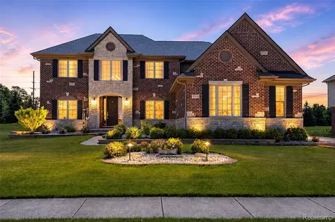 47576 Valencia Cir, Novi, MI 48374