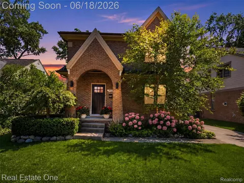 10125 Borgman Ave, Huntington Woods, MI 48070