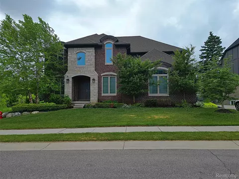 4966 Park Manor Dr, Troy, MI 48098