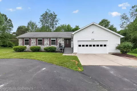 2240 Hidden Lake Trl, Brandon, MI 48462