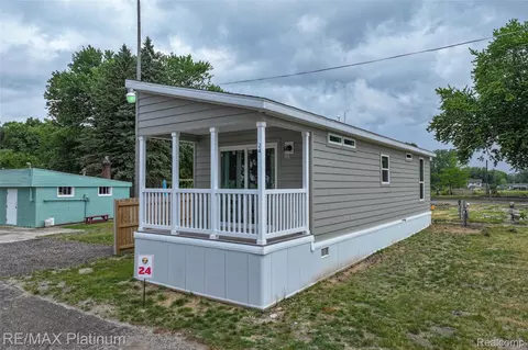 24 Sunset Ln, Fenton, MI 48430