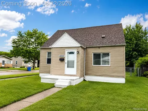 22447 Oaklane St, Warren, MI 48089