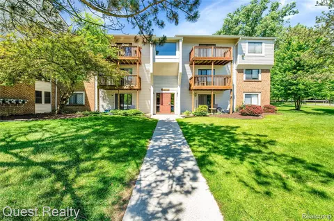 30028 W 12 Mile Rd #27, Farmington, MI 48334