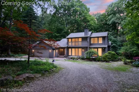 2300 Stoney Blf, Milford, MI 48381