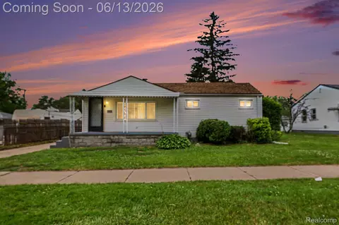 25383 Lawn St, Roseville, MI 48066