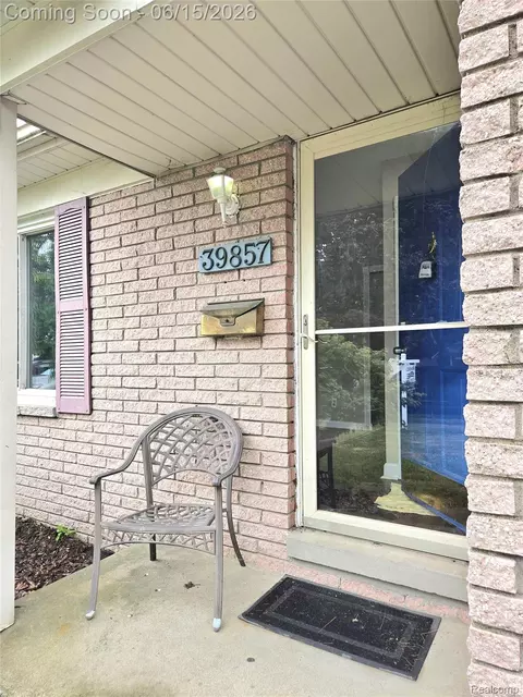 39857 John Dr, Canton, MI 48187