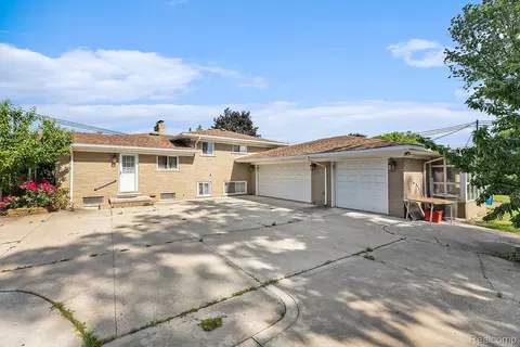 29242 Lorraine Ave, Warren, MI 48093