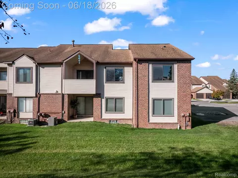 6680 Ridgefield Cir #201, West Bloomfield, MI 48322