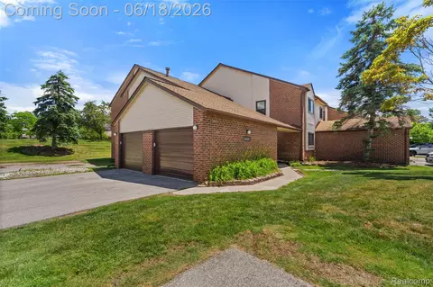 6680 Ridgefield Cir #201, West Bloomfield, MI 48322
