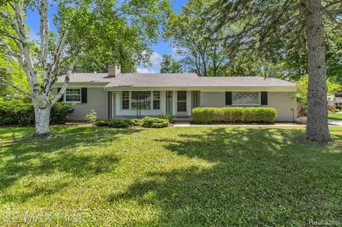 31923 Bella Vista Dr, Farmington Hills, MI 48334