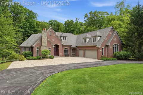 2764 Tall Timbers Dr, Milford, MI 48380