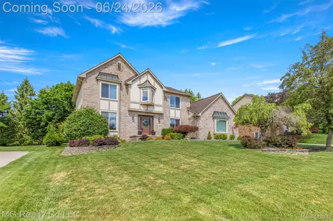 25499 Hunt Club Blvd, Farmington Hills, MI 48335