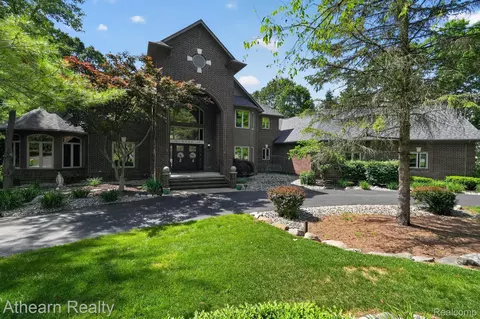 5326 Lake Forest Blvd, Genoa, MI 48116