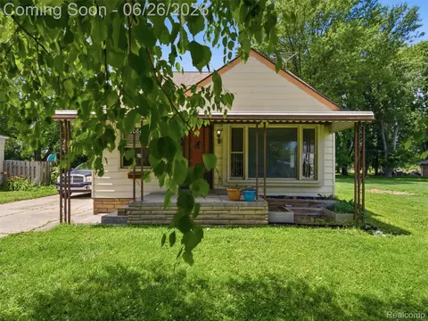 30885 Tennessee St, Roseville, MI 48066
