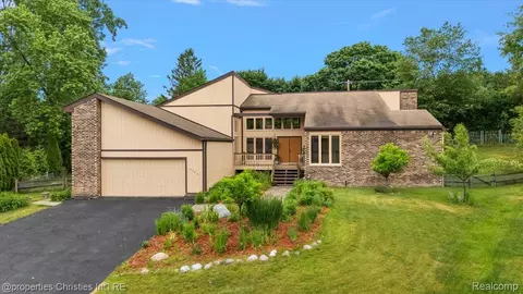 4566 Walden Dr, Bloomfield Hills, MI 48301
