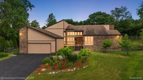 4566 Walden Dr, Bloomfield Hills, MI 48301