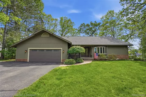 4233 Blain Island Rd, Waterford, MI 48329
