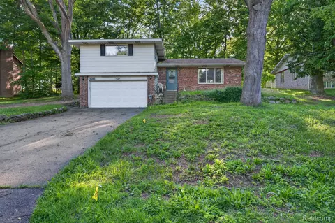 11035 White Oak Dr, Vienna, MI 48420