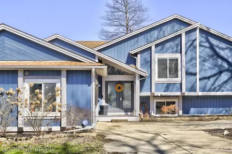 9526 Montgold Ave, White Lake, MI 48386