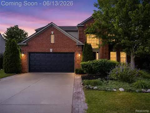 7668 Ring Neck Dr, Waterford, MI 48327