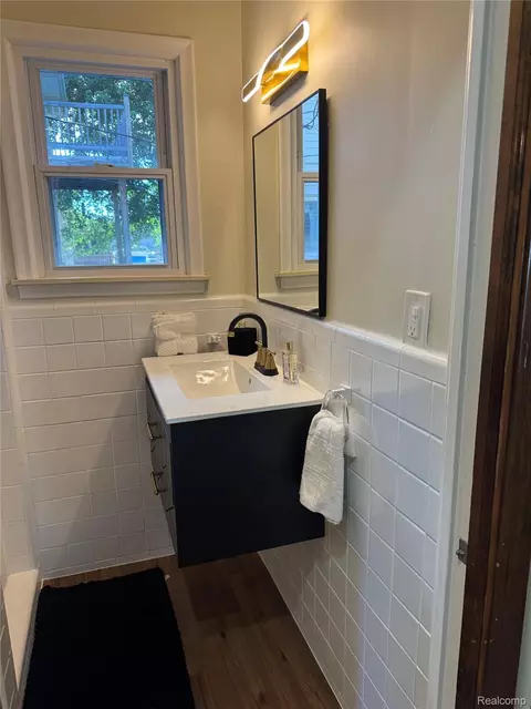 Bath - 563 Eureka Rd, Wyandotte, MI 48192 photo 2 of 4