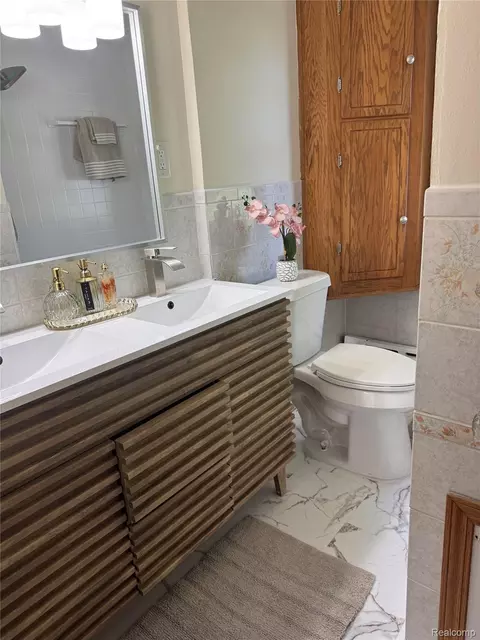 Bath - 563 Eureka Rd, Wyandotte, MI 48192 photo 1 of 4