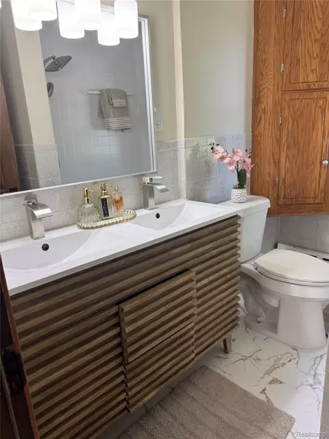 Bath - 563 Eureka Rd, Wyandotte, MI 48192 photo 3 of 4