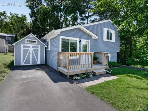 1037 Miami Ave, Waterford, MI 48327