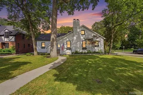 93 Oakdale Blvd, Pleasant Ridge, MI 48069
