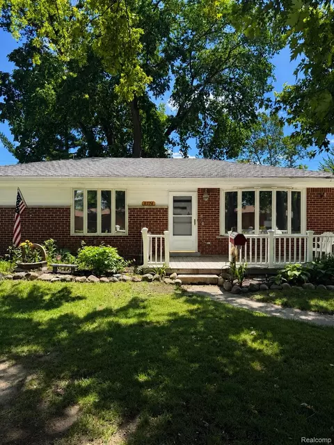8774 Shannon Dr, Sterling Heights, MI 48314
