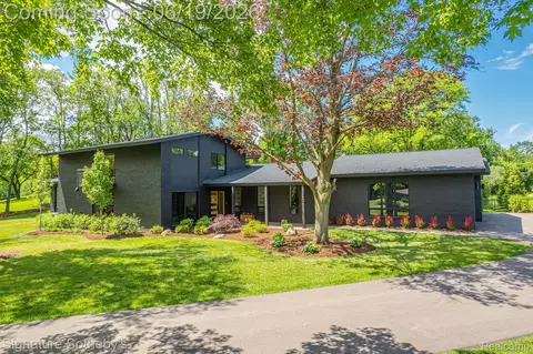 4340 Charing Cross Rd, Bloomfield Hills, MI 48304